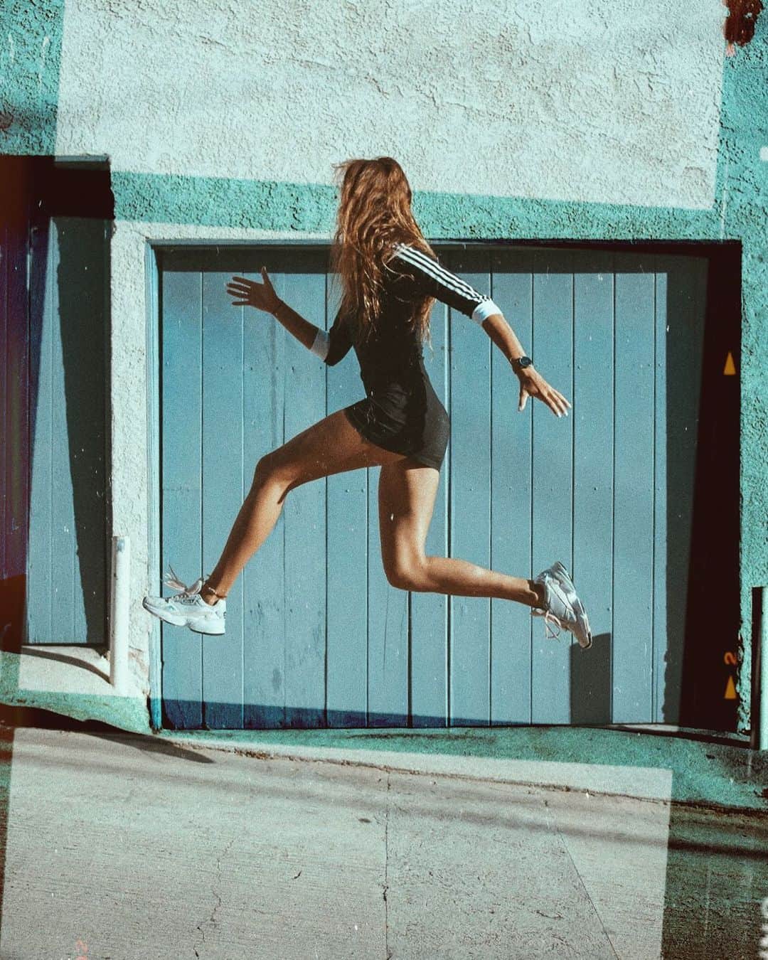 ケルシー・ロビンソンのインスタグラム：「Doing fun things with @adidasvolleyball this month 👟 . . .  Head over to the link in my bio and subscribe to our newsletter to receive 20% off on all @adidas things ✨ (domestic US orders only) . . Photo by the magical @handlost 💕」