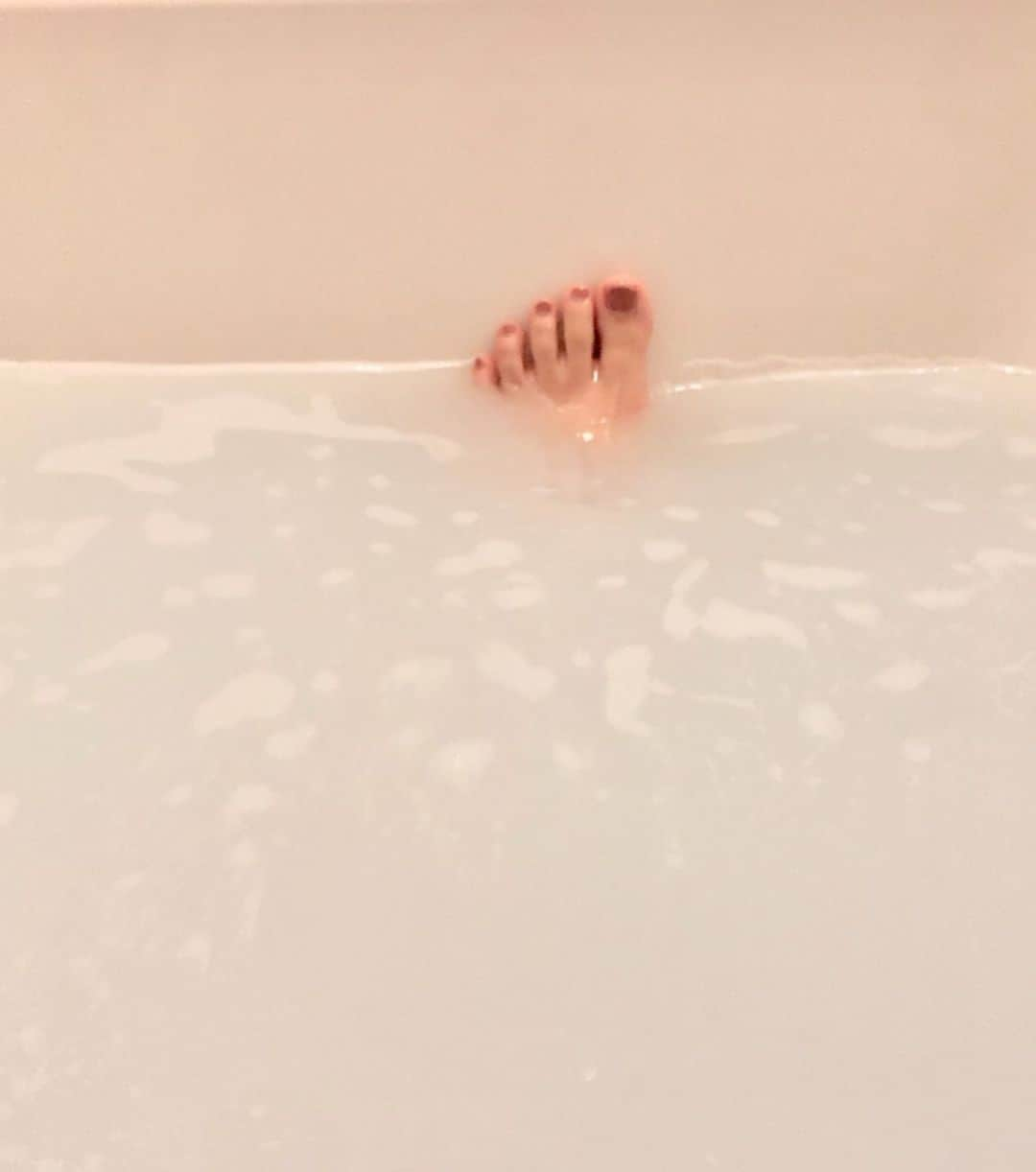 大須賀あみさんのインスタグラム写真 - (大須賀あみInstagram)「🛀﻿ ﻿ ちょっと更新空いてしまった〜﻿ ﻿ ウルモアの  #ラエストジェンヌ ﻿ 美容液に浸ってるみたいでした！﻿ ﻿ 顔も毎日パックしてるし﻿ 乾燥しらずだ🥺﻿ ﻿ 乾くのは目だけ🥺  #ウルモア #入浴剤マニア #お風呂美容 #プチプラ美肌」1月11日 22時44分 - osugaami_official