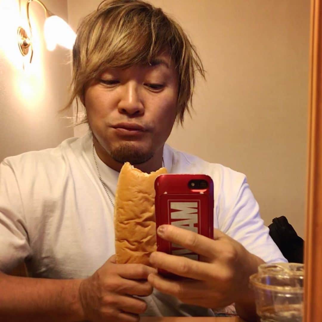 棚橋弘至さんのインスタグラム写真 - (棚橋弘至Instagram)「部屋とコッペパンと私🥖」1月11日 22時49分 - hiroshi_tanahashi
