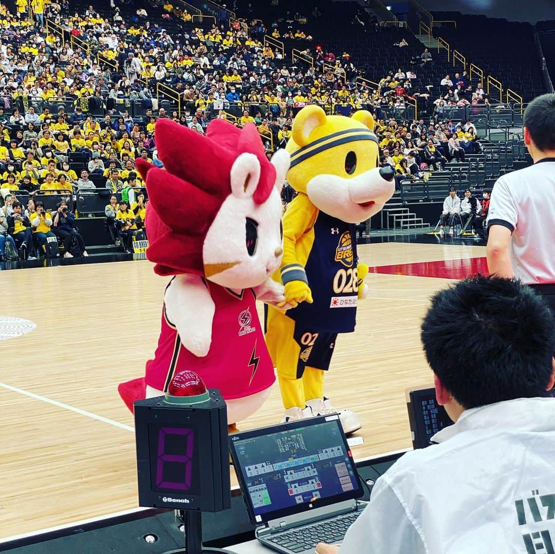 Saschaさんのインスタグラム写真 - (SaschaInstagram)「#バスケットボール #天皇杯 準決勝アリーナMCを担当しました！ 今年は男子準決勝だけの担当なので明日はありませんが、MCを見に来てくださった方が何人もいらっしゃって嬉しかったです！担当した2試合とも面白くてアナウンスしながら興奮してました！」1月11日 22時50分 - sascha348