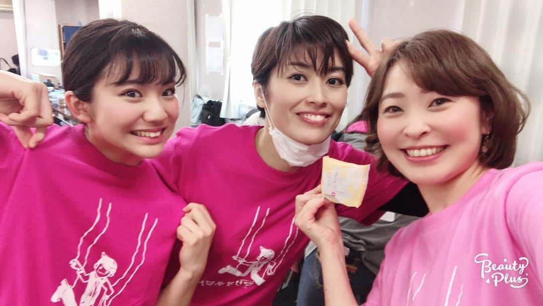 のインスタグラム：「最後の通し稽古が、今までで一番ナポレオンの気持ちになれたと思える通しになって良かった。もう準備は出来てます！！って感じだ！！！！劇場入りが楽しみでやんす！！！！ 写真は、フローラ役の中村香織さんと、船乗り役の時に恋人の富田明里ちゃん♫香織さんのフローラは見てて安心する✨私の思い描くフローラ💐 明里ちゃんとはほとんどのシーンを一緒にいる！！可愛い可愛い18ちゃい♡あー羨ましい！！！！笑  マリオネットTシャツ届きまして、ピンク率の高さ！！！！だって私このピンク大好きなんだもの🥺✨ #ミュージカル　#マリオネット #ナポレオン　#愛しか感じない　#幸せ  ピエールからも愛が帰ってくるかなー？？？？本番が楽しみだ✨✨」