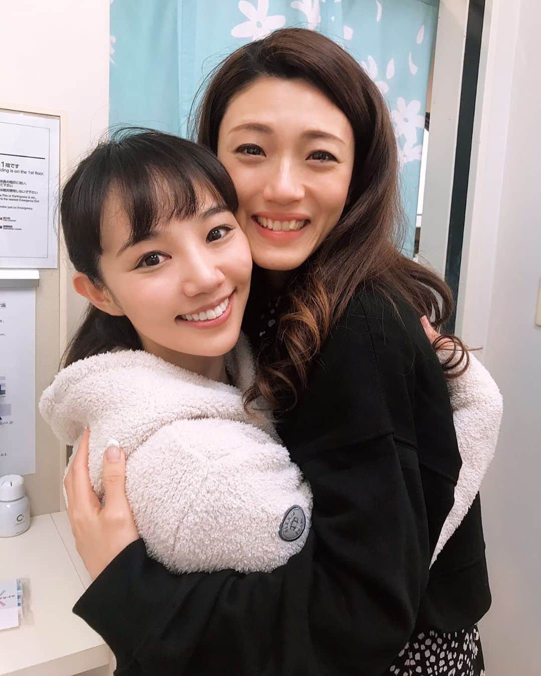 のインスタグラム：「嬉しいお客様…❤️﻿ ﻿ 元月組の#玲実くれあ さんがご観劇くださいました🌙いつだって美しく朗らかで優しいくれあさん、、、大好きです😌💕嬉しいお言葉と、たくさんのパワーを頂きました😭✨✨✨心から感謝です。。。﻿ ﻿ 現役歌劇団生の方々も、OGの方々も、連日劇場に足をお運びくださりとても嬉しいです！﻿ ﻿ 開幕して早５日。﻿ 今日も無事に終演を迎えられて良かった…キャストさん全員が元気いっぱい舞台に立つことが出来て良かった…と毎日思います。﻿ ﻿ 明日も上手にシャボン玉を飛ばせますように…😌＂折口佳代＂の人生も＂咲妃みゆ＂の人生も、大切に生きるぞーーーー！！！﻿ ﻿ #シャボン玉とんだ宇宙までとんだ﻿ #シアタークリエ﻿ #きばりやー ‼️‼️‼️﻿」