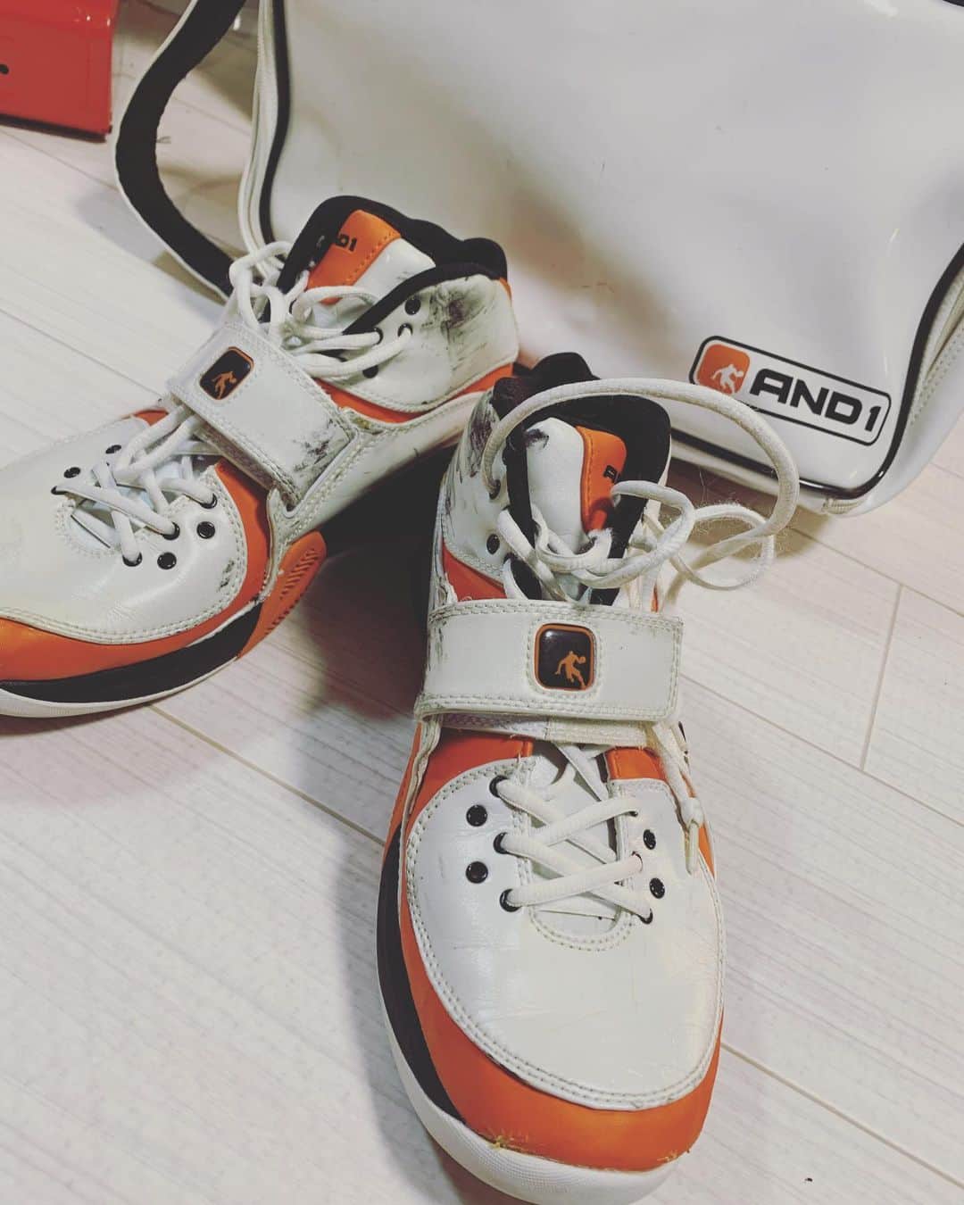 長田成哉のインスタグラム：「バッシュ。バスケに誘ってもらってるので久々に引っ張り出した。 状態は悪くないね。 #and1」