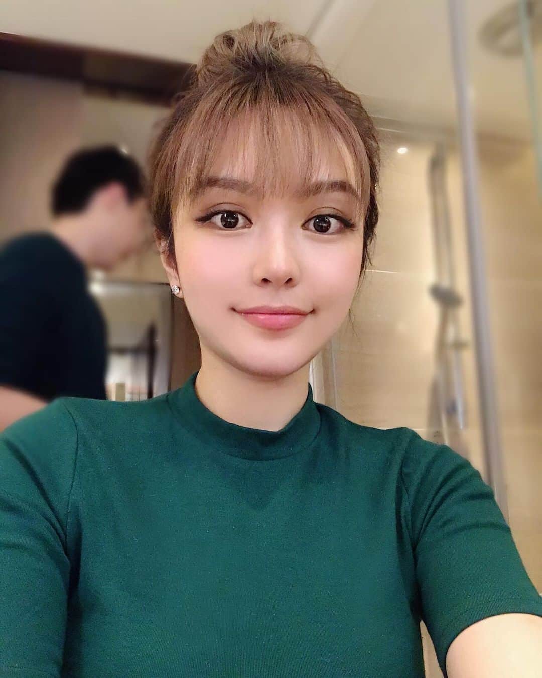 Grace Chowのインスタグラム：「歡迎搭乘長榮航空 （圖二是眼睛的遮瑕忘記擦掉就拍照了⋯）」