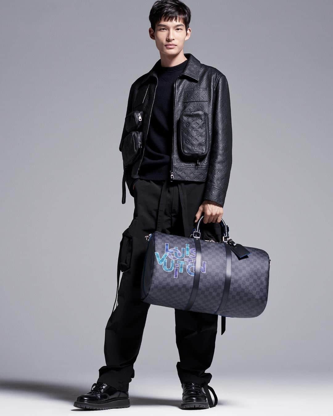 ルイ・ヴィトンさんのインスタグラム写真 - (ルイ・ヴィトンInstagram)「Timeless appeal. A new #LouisVuitton signature adds a fashion-forward touch to a Keepall in Damier Graphite. Celebrate the Lunar New Year via link in bio.」1月11日 23時00分 - louisvuitton