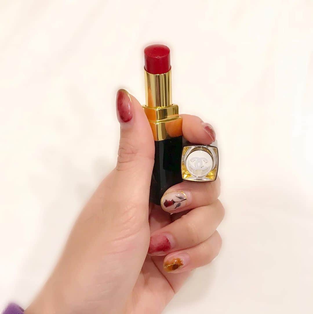飯窪春菜のインスタグラム：「💄💄💄 ・ ・ 前に投稿したNARSのリップ以外にも、 @screamer29 からもらったこちらのリップもよくバッグに入れて持ち歩いてます。 ・ CHANEL ルージュ　ココ　フラッシュ 92 ・ 大人っぽくマットにいきたい時と、明るく華やかにいきたい時で使い分け☺️ ・ この他にもう一つ、野中美希ちゃんからもらったリップもあるのでまたご紹介しますね💄♥️ ・ ・ ・ #chanel  #rouge  #lipstick  #cosmetics  #はるなの毎日  #飯窪ってる」