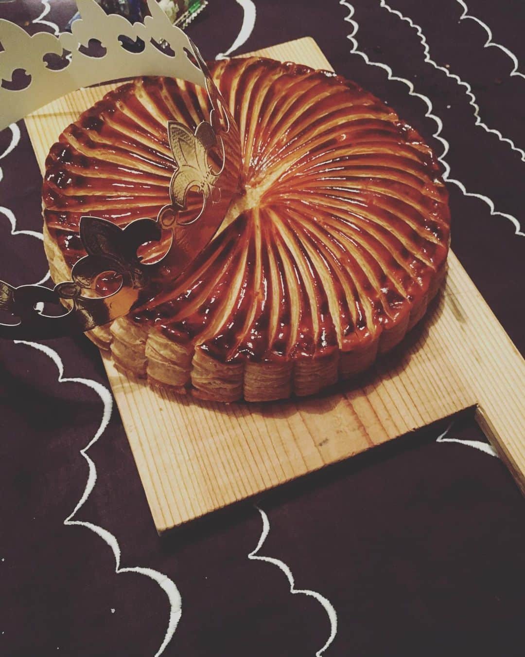 のインスタグラム：「今年は、食べられないかなぁと思っていたガレット・デ・ロワ、無事に食べることができました👑  パリ18 区 アベスにお店を構える Le Grenier à Pain って日本にも進出してたのね。シンプルでオーソドックスなガレット、なかなか美味しかったです。  今宵、なにかとアンラッキーだった友達がフェーヴを当ててロワ（王様）に。  いい笑顔😊  #ガレットデロワ2020」