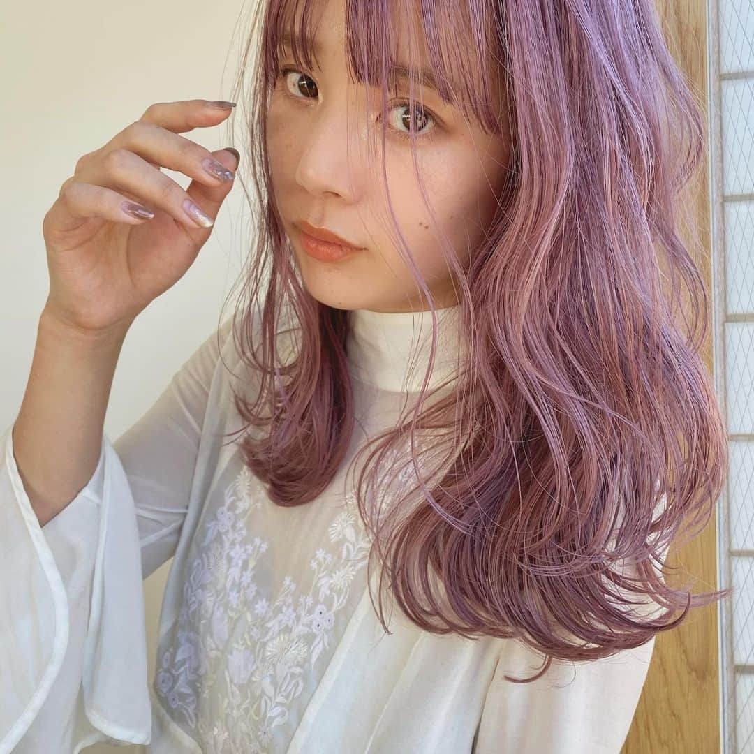 目見田早弥子のインスタグラム：「| 🍑🍇 pink hairの維持方法について、サロン編✐  まず私は全頭ブリーチは2〜3回程しています。 ブリーチ回数は 人それぞれ髪質や抜けやすさによると思うのですが 私はブリーチするとオレンジに抜けるので 理想の色に近づけるためにカラーもブリーチも 一気にやるのではなく少しずつ育てる感覚です。 今は全体的に理想に近い色味が出るようになってきたので ブリーチは1〜2回に1回の リタッチブリーチをしてもらうくらいです！ あとお店に行った時は必ずトリートメントをしてもらいます。 写真のカラーはパープル寄りのピンクにしてもらった時の◯ この色がだんだん抜けてきたかな〜と思った頃に １つ前のpostで紹介したピンクシャンプーを使って 自宅で理想のピンクに育ててます🌸 (お店でのカラーが一番理想で綺麗やけど、 ピンクシャンプーも取り入れて いろんなピンクを楽しんでるって感じかなあ..❣️) あとこれはホームケアになりますが、 お風呂を出てまずスキンケアをして、終わったらすぐ乾かす！ 濡れてる時間を長引かせない！ これは @ryo_hair に日々言われていることで（笑）、 でも本当にこれだけでもカラーの持ちや 髪の痛み具合が全然違うと思います！」