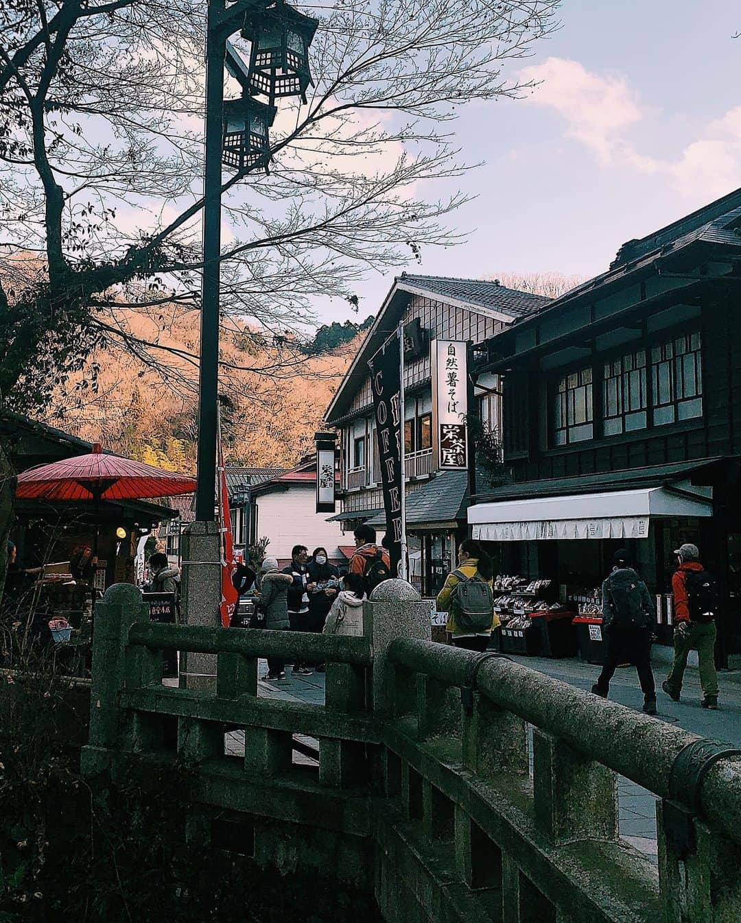 志村禎雄さんのインスタグラム写真 - (志村禎雄Instagram)「Mt.Takao 🏔✨✨ 天気にも恵まれゆったりまったりしながらの登山をしてきました！最初からずーっと笑いっぱなしで1日が本当に早く感じる✊🏻✨　みんなから急激にけんたと仲良くなったと思われてますが、まあ自分でもビックリだけど色んな事話してすげえ人だなって思って、自分の中で思ってたけんたの人間性は予想以上で心で繋がれてるくらいに最高な仲間に出会いました！それはみんなにもそう思える人が居ると思うし、まだ居ないとか信用できないとか思ってても、突然出逢うし焦らず🥰。 色んなパワーをもらって吸収して これからに活かしていけたらな😆☀️ VLOG も撮ってみたので編集して また #DAOLAND に載せるので 待っててください☀️ けんた　Thank you !! けんたの事もよろしくお願いします！ !! #高尾山  #登山ファッション ※登山にビールブーツで行こうとしてた」1月11日 23時32分 - s.dao_