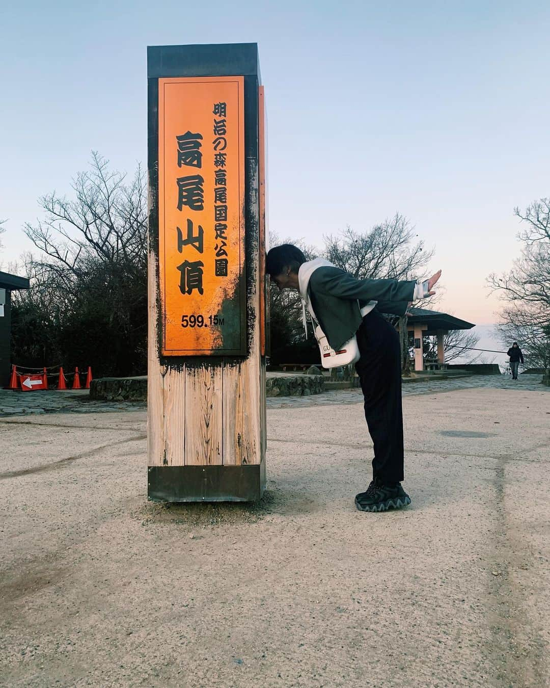 志村禎雄さんのインスタグラム写真 - (志村禎雄Instagram)「Mt.Takao 🏔✨✨ 天気にも恵まれゆったりまったりしながらの登山をしてきました！最初からずーっと笑いっぱなしで1日が本当に早く感じる✊🏻✨　みんなから急激にけんたと仲良くなったと思われてますが、まあ自分でもビックリだけど色んな事話してすげえ人だなって思って、自分の中で思ってたけんたの人間性は予想以上で心で繋がれてるくらいに最高な仲間に出会いました！それはみんなにもそう思える人が居ると思うし、まだ居ないとか信用できないとか思ってても、突然出逢うし焦らず🥰。 色んなパワーをもらって吸収して これからに活かしていけたらな😆☀️ VLOG も撮ってみたので編集して また #DAOLAND に載せるので 待っててください☀️ けんた　Thank you !! けんたの事もよろしくお願いします！ !! #高尾山  #登山ファッション ※登山にビールブーツで行こうとしてた」1月11日 23時32分 - s.dao_