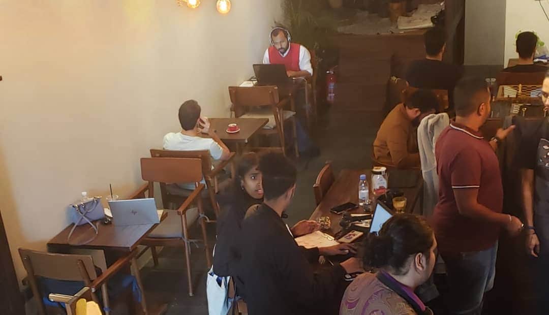 梅田陽子さんのインスタグラム写真 - (梅田陽子Instagram)「メッカの玄関口でもあるジッタ🇸🇦へ。 私の横にいらっしゃるエマドが、お仲間と始めたお店『Ashcafe』へ伺い☕を頂く。 皆、日本🇯🇵の大学院に留学経験があり、流暢な日本語を話される親日家の皆さん。日本で知り合った仲間でカフェを経営されているんだとか。 街のその他のカフェとは少し雰囲気が違い、とってもお洒落なカフェ。新宿の某有名コーヒー店、S田彦でのアルバイト経験がいきているそうだ。 ジッダの他に、リヤドにもお店を出される予定だそう。 本業エンジニアで、副業も凄いなぁ。 サウジにいかれる方はこちら是非❗  #サウジアラビア#🇸🇦#saudiarabia #ジッダ#ジェッタ#jeddah#紅海#redsea #リヤド#riyadh #アッシュカフェ#ashcafe#国際交流#エマド楽しい時間をありがとう#なぜエマドと出会ったかはブログに書きます」1月11日 23時26分 - yokoumeda