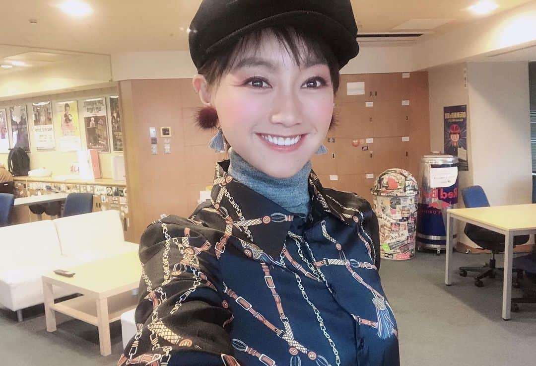 福島和可菜さんのインスタグラム写真 - (福島和可菜Instagram)「今日も、ピアスメインで洋服を選びました😊  寒くて4枚も重ね着😂（着過ぎだよ‼️（笑）） 明日はタンクトップに短パンで走るつもりですが…（笑）😎 2020年最初のレースは…やはり 🏃‍♂️ハイテクハーフマラソン🏃‍♂️ 毎年のルーティンです✋ ノン調整なので自己ベストは難しいですが…楽しんで走りたいと思います✨✨✨ 帰って来て、徳利にらくやきマーカーで文字を書いてオーブンで焼きました🖋 （らくやきマーカーで書いて焼くと、消えないのです）  明日、色々なアイテムと共に、チャリティーで会場に持って行きます☀️世界に1つだけの…🍶 よろしくお願いします🥰  #今日の #ファッション #ピアス #メイン #ハイネック #セーター #シャツ #帽子 #ZARA #パンツ #UNIQLO #プチプラコーデ #明日は #ハイテクハーフマラソン #ゲストランナー #ルーティン #徳利 #お酒 #らくやきマーカー #love #running #nicerun #half #marathon #大会 #走る #🏃‍♂️ #❤ #🍶 #✨」1月11日 23時30分 - fukushimawakana