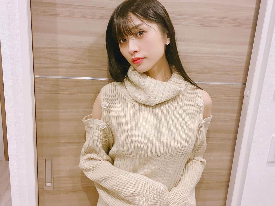 根岸愛のインスタグラム：「👚👗👚👗 MURUA オフショルニット🧶 とっても可愛い🥳💕 #murua #markstyler #fashion #オフショル #オフショルニット #ねぎ私服 #ねぎしふく」
