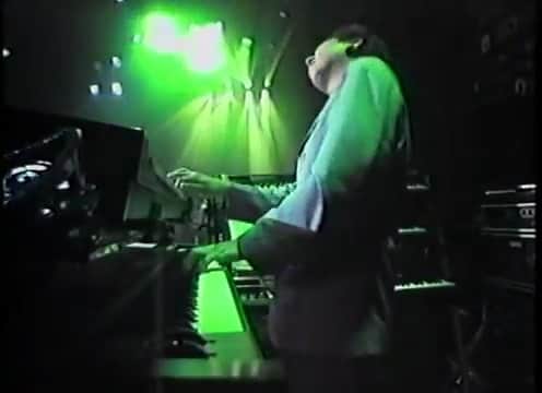荒井 結生 Yuki Araiのインスタグラム：「「Navigaters」CASIOPEA (1992) Live at NISSIN POWER STATION  戦隊モノ並みにクサいサビなのだが、それがやはりJ-Fusionの醍醐味。 向谷実(Key.)のソロ、気持ちいいツボを全て抑えてくる。 ヒヨヒヨしたサウンドがなんとも言えない浮遊感を、そして低音をたっぷり生かした鳴瀬喜博(Ba.)のバッキングがたまらない。 無駄がなくシックな日山正明(Dr.)のプレイもこの時期のCASIOPEAには非常にマッチしている。 ちなみに野呂一生(Gt.)のピンクのギターの名前はモモちゃん。 後のシグネチャーモデルIN-1のプロトタイプである。  1990年に櫻井哲夫(Ba.)&神保彰(Dr.)脱退後、わずか2年しか在籍しなかった3代目ドラマー日山と、同じタイミングで加入して現在までCASIOPEA 3rdでベーシストとして活動し続けている鳴瀬のリズム隊。」