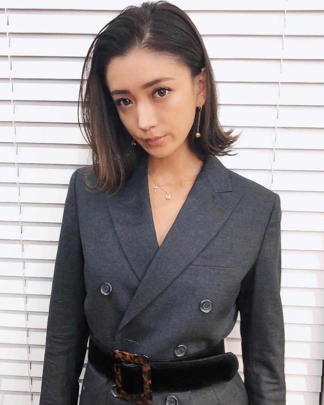 谷口紗耶香のインスタグラム：「結構バッサリ　切りました✂︎✂︎✂︎ @ryuji.1025  いつもありがとう♡ ・ 次は　ブリーチしてバレイヤージュ したいなぁ👩🏼 毛先パサパサの枝毛ちゃんも多かったし、 すっごくスッキリして 髪の毛に良い運気が付いた感じする❣️ #instamodel#instaootd#ootd#model#japanesemodel#sayakataniguchi#shooting#kawaii#girl#mama#instafashion#japanese#today#cute#拍照#可爱#今天的衣服#谷口紗耶香#时尚#패션#귀엽다#일본인#촬영#親バカ部#ママリ#ママコーデ#ファッション#jacket#hair」