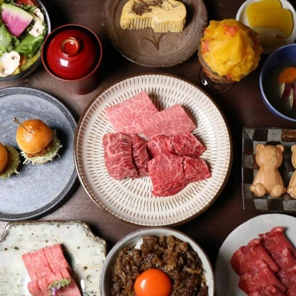 東 洋一郎のインスタグラム：「📍八尾【焼肉あんど】 2019年12月21日オープンのこちら💁‍♂️アラカルトも豊富に12時以降も空いてるのもありがたいですね🙆‍♂️ おススメは【創作コース】🥩 肉のくまさんや名物和牛丼などサイドメニューにも大注目👀 ﻿@higashi_yoichiro ﻿ #偏食カメラマン  #Google認定フォトグラファー  #360度カメラ  #料理写真  #osaka  #food  #foodstagram  #gourmetfood  #gourmet  #gourmetartistry  #大阪  #グルメ  #大阪グルメ  #美味しくないわけがない #osmopocket #mavic2pro #焼肉あんど #焼肉らんど #八尾グルメ #八尾焼き肉  #大阪焼き肉  #肉のくまさん」