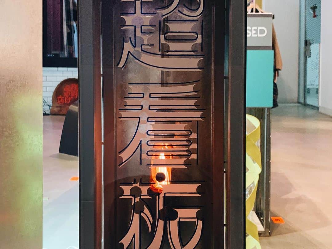 naoko tawaraさんのインスタグラム写真 - (naoko tawaraInstagram)「看板屋であり、グラフィックデザイナーの廣田碧ちゃんのプロジェクト「超看板」の展覧会へ。 「看板」の存在を多角的に捉え展開されていて、当たり前になって見落としていたことに気づいたり、新しい可能性に出会えてワクワクする展示でした。何度も仕掛けに手を出したり、描かれている線をみたり。楽しかったなぁ。 加藤くんのおかもちもかわいかった。会場の村世界もよい場所でした。 展示は19日まで #廣田碧 #超看板 #村世界 #看板屋 #sign #graphicdesign #グラフィックデザイン」1月11日 23時54分 - noknok705