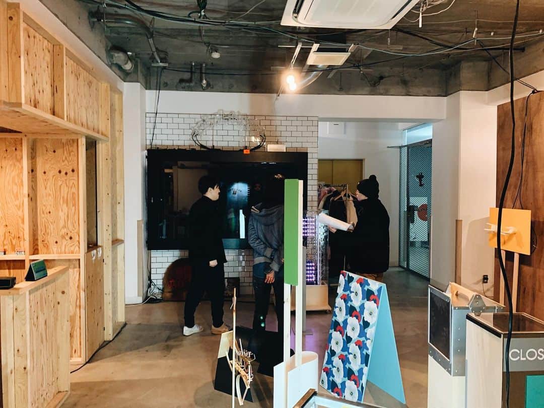 naoko tawaraさんのインスタグラム写真 - (naoko tawaraInstagram)「看板屋であり、グラフィックデザイナーの廣田碧ちゃんのプロジェクト「超看板」の展覧会へ。 「看板」の存在を多角的に捉え展開されていて、当たり前になって見落としていたことに気づいたり、新しい可能性に出会えてワクワクする展示でした。何度も仕掛けに手を出したり、描かれている線をみたり。楽しかったなぁ。 加藤くんのおかもちもかわいかった。会場の村世界もよい場所でした。 展示は19日まで #廣田碧 #超看板 #村世界 #看板屋 #sign #graphicdesign #グラフィックデザイン」1月11日 23時54分 - noknok705