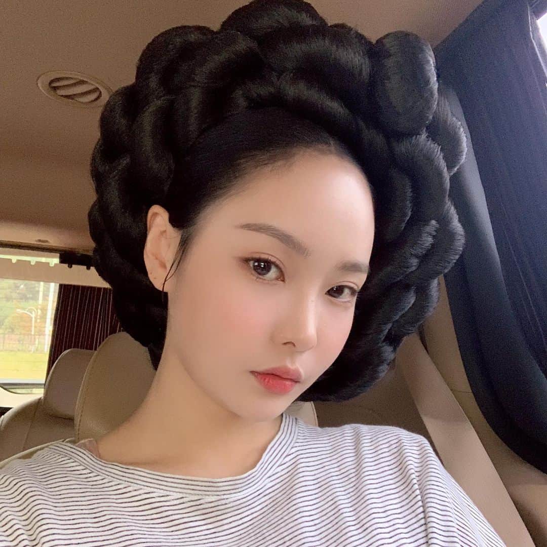 ハ・ウンジンのインスタグラム：「냐-😼 짧았지만 여러모로 남은게 너어무 많은 작품. 역시나 현장은 너무너무너무 즐거워☺️ #2020s/s헤어 #유행은돌고돌지 #어우나죽어떠 #간택 #초향」