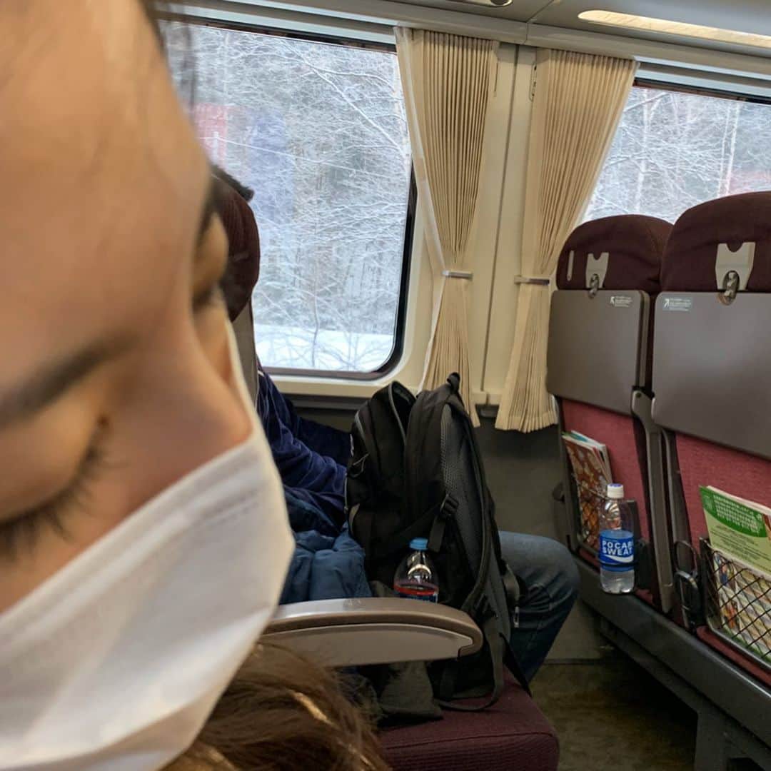 浜口順子さんのインスタグラム写真 - (浜口順子Instagram)「✈️年末年始の北海道旅振り返り✈️ 札幌から釧路へ電車の旅です🚆 4時間くらいの長旅。 ひたすら寝て…😪 着いてお腹すいた☃️ ってことで、　#まるひら　さんへ 地元の方がたくさんいらしてて 大繁盛。 そうそう、こういう地元の方にたくさん愛されるお店を見つけて行くのが 旅の醍醐味。 ちょっと並びましたが、 相席&回転良くそんな待たなかったかも。 はじめての　#釧路ラーメン すっごーーーーく優しかった。 優しすぎて。ほっこり。 塩ラーメンと醤油ラーメン。 あっさりだけどしっかり芯のある味。 美味しかったです❤️ #北海道 #hokkaido #家族旅行 #素敵な体験 #体験 #休暇 #japan #日本 #trip #foods #japannoodle #japanramen #旅行 #japanese #釧路 #happy #飯テロ #foodpic #japanesefood #gourmet #らーめん #noodle #ラーメン #ラーメン巡り #ramennoodles #ramen」1月12日 0時06分 - hamaguchijunko