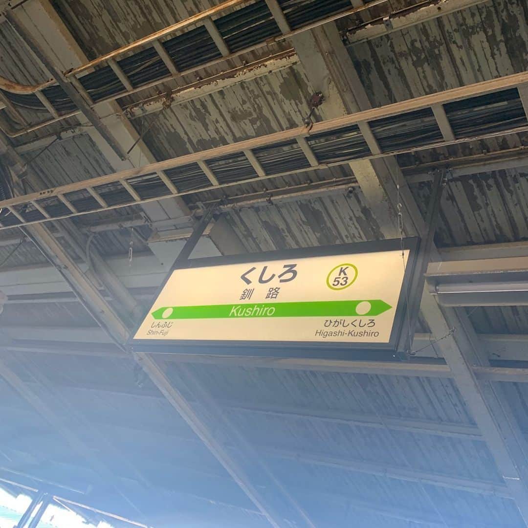 浜口順子さんのインスタグラム写真 - (浜口順子Instagram)「✈️年末年始の北海道旅振り返り✈️ 札幌から釧路へ電車の旅です🚆 4時間くらいの長旅。 ひたすら寝て…😪 着いてお腹すいた☃️ ってことで、　#まるひら　さんへ 地元の方がたくさんいらしてて 大繁盛。 そうそう、こういう地元の方にたくさん愛されるお店を見つけて行くのが 旅の醍醐味。 ちょっと並びましたが、 相席&回転良くそんな待たなかったかも。 はじめての　#釧路ラーメン すっごーーーーく優しかった。 優しすぎて。ほっこり。 塩ラーメンと醤油ラーメン。 あっさりだけどしっかり芯のある味。 美味しかったです❤️ #北海道 #hokkaido #家族旅行 #素敵な体験 #体験 #休暇 #japan #日本 #trip #foods #japannoodle #japanramen #旅行 #japanese #釧路 #happy #飯テロ #foodpic #japanesefood #gourmet #らーめん #noodle #ラーメン #ラーメン巡り #ramennoodles #ramen」1月12日 0時06分 - hamaguchijunko