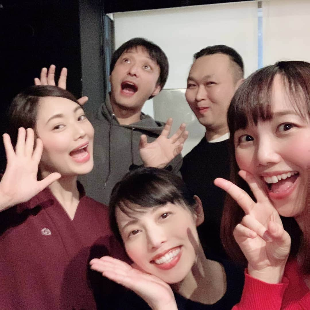 和泉杏さんのインスタグラム写真 - (和泉杏Instagram)「☆ どーも！私達、 春巻きが好き♪ 唐揚げが好き♪ ハルカラです♪♪♪♪ . でお馴染みのハルカラ♡ . それが書いてあるスウェットを着て、 春巻きと唐揚げを食べてました♡ . . スウェットやTシャツ、 トートバッグやサコッシュは、 【ハルカラ　Tシャツ】の検索で出てきたサイトで買えます♪ . . さて、 . 今年初U&C『Motto Conte vol.64』でしたー！ . ニ枚目は、OPMCメンバー！ 高校ズさん写真の時こんなポップでひょうきんなんやー♡かわいい♡ みほとけは普通に可愛い♡ . 二枚目は、久々にコンビ組んでライブに出たなこさんと、 次のライブで早めに楽屋に来た根菜キャバレー！ . 隙間に紙コップが多いですね♪キャハ♪ . . . #ハルカラ #春巻きが好き #唐揚げが好き #ほんとだよ #ほんとにほんと #食べたい物買ったらこうなったのよ #あと肉まん #ハルカラTシャツ #ハルカラスウェット #ハルカラグッズ #おすすめ #モットコント #mottoconte #お笑いライブ #お笑い芸人 #女芸人 #楽しいが一番」1月12日 0時07分 - izumikyou