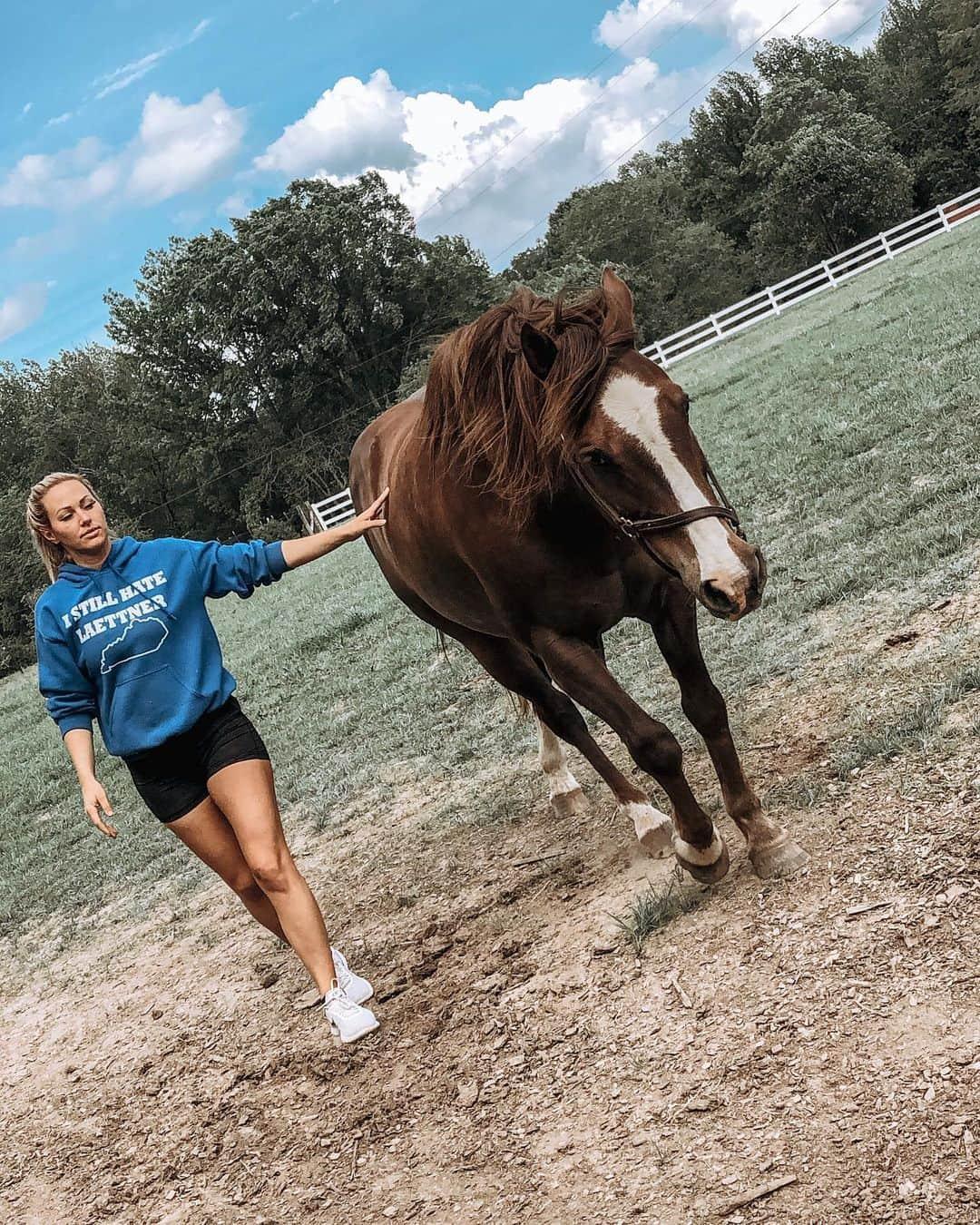 Kindly Myersさんのインスタグラム写真 - (Kindly MyersInstagram)「Missing summer time. Too cold to ride my horses lately. And i still hate Laettner. Who else feels the same? Go cats!」1月12日 0時03分 - kindlymyers