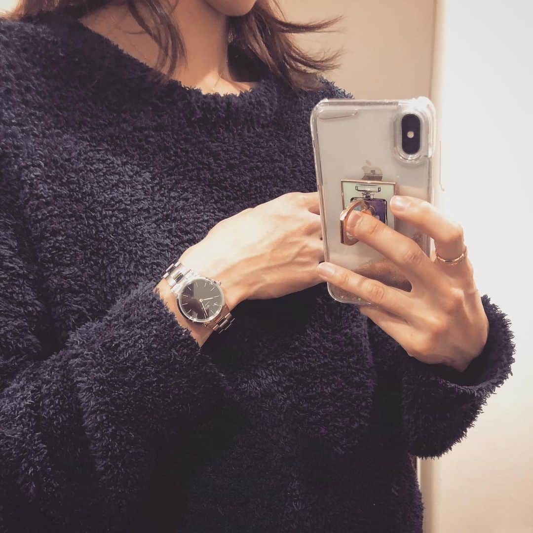 城咲あいさんのインスタグラム写真 - (城咲あいInstagram)「今日も寒かったですね😑@danielwellington さんから頂いた腕時計✨シルバーはやっぱり合わせやすくて使いやすかったです❤️ 私、今はベビーカーでむーさんと一緒に仕事に行っているので、歩きながらパッと時間を見たりするのも、スマホをいちいちポッケから出すのは面倒で😓  そしていつも焦って慌てているので、パッと見てすぐ目に入る、この黒でシンプルで大きめの文字盤が本当に助かっています✨  個人的には @danielwellington さんは36ミリの文字盤が超絶見やすいですが、このICONIC LINK はデザイン的に36ミリだと女性は少し大きいかなと。これは32ミリです。  もう少し華奢な雰囲気がお好みであれば、28ミリが良いかな😊  クーポンコードが13日までなので、ご興味ありましたら、ぜひ見てみてくださいね❤️ ⌚️2020/1/13までに、2点以上のご購入で20%OFF（全商品が対象！） ⌚️日本限定ホリデーギフトラッピング無料 ⌚️15％OFFクーポン併用可能 15％OFFクーポンコード：ai2020 （2020/01/31まで有効、DW公式直営店舗とWEBショップにて使用可能）  https://www.danielwellington.com/jp/womens-watches/  #danielwellington #ダニエルウェリントン #時計#腕時計 #手がガサガサなのは気にしないで ください#主婦 #水仕事で手が老婆😂 ホリデー#女の子ママ #子育てママ #ワーママ」1月12日 0時03分 - ai.shirosaki