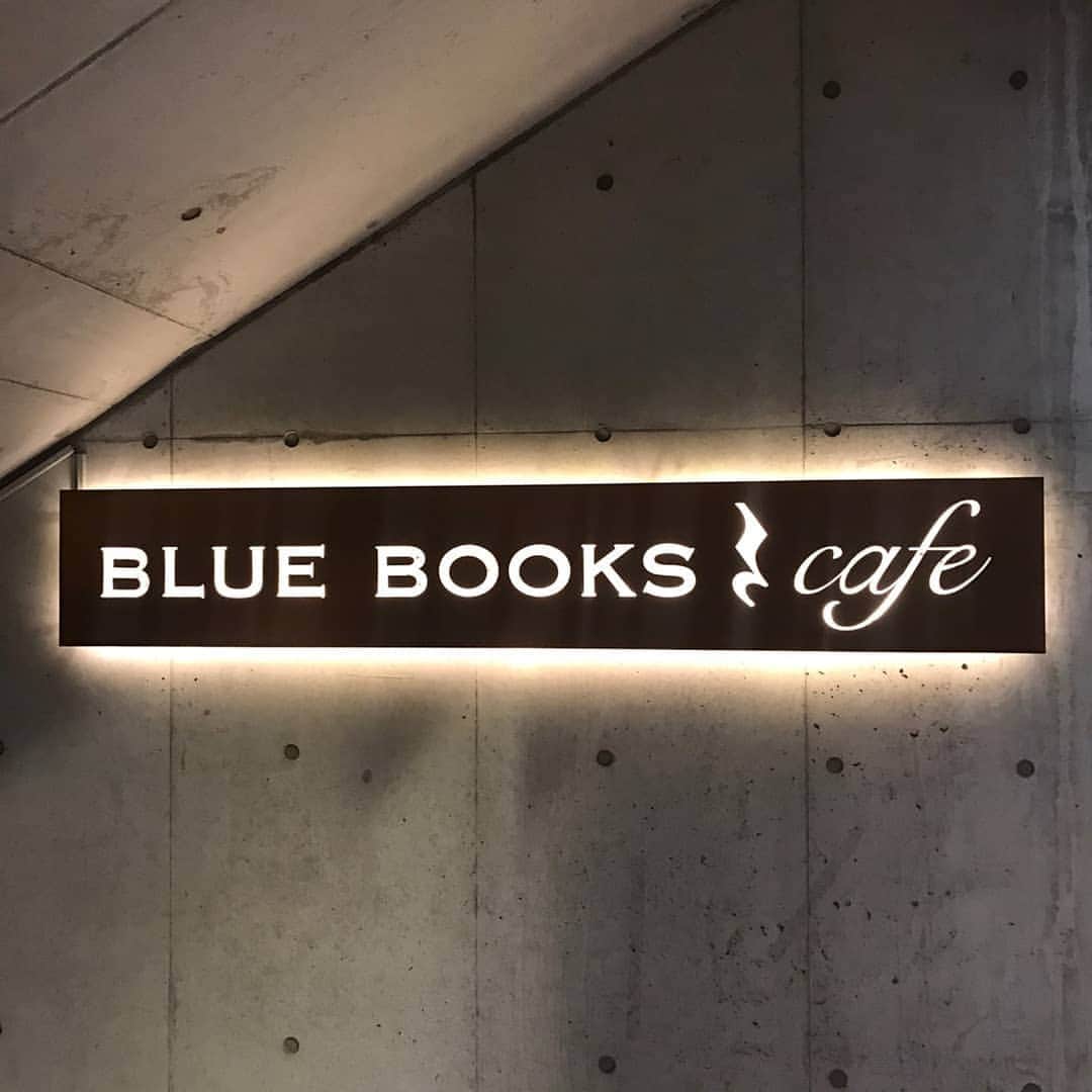 壽老麻衣さんのインスタグラム写真 - (壽老麻衣Instagram)「ジャズクラブで有名なブルーノートジャパンが手がけている @bluebookscafejiyugaoka ☕📖 ジャズを楽しんだり、本を読んだり、ゆったり過ごせる場所です😊 大好きな人達との時間はいつもあっという間🍀✨ ☕ ☕ ☕ #自由が丘 #jiyugaoka #自由が丘カフェ #bluebookscafe #bluenote #カフェめぐり #カフェ記録 #カフェ活」1月12日 0時08分 - maijuro
