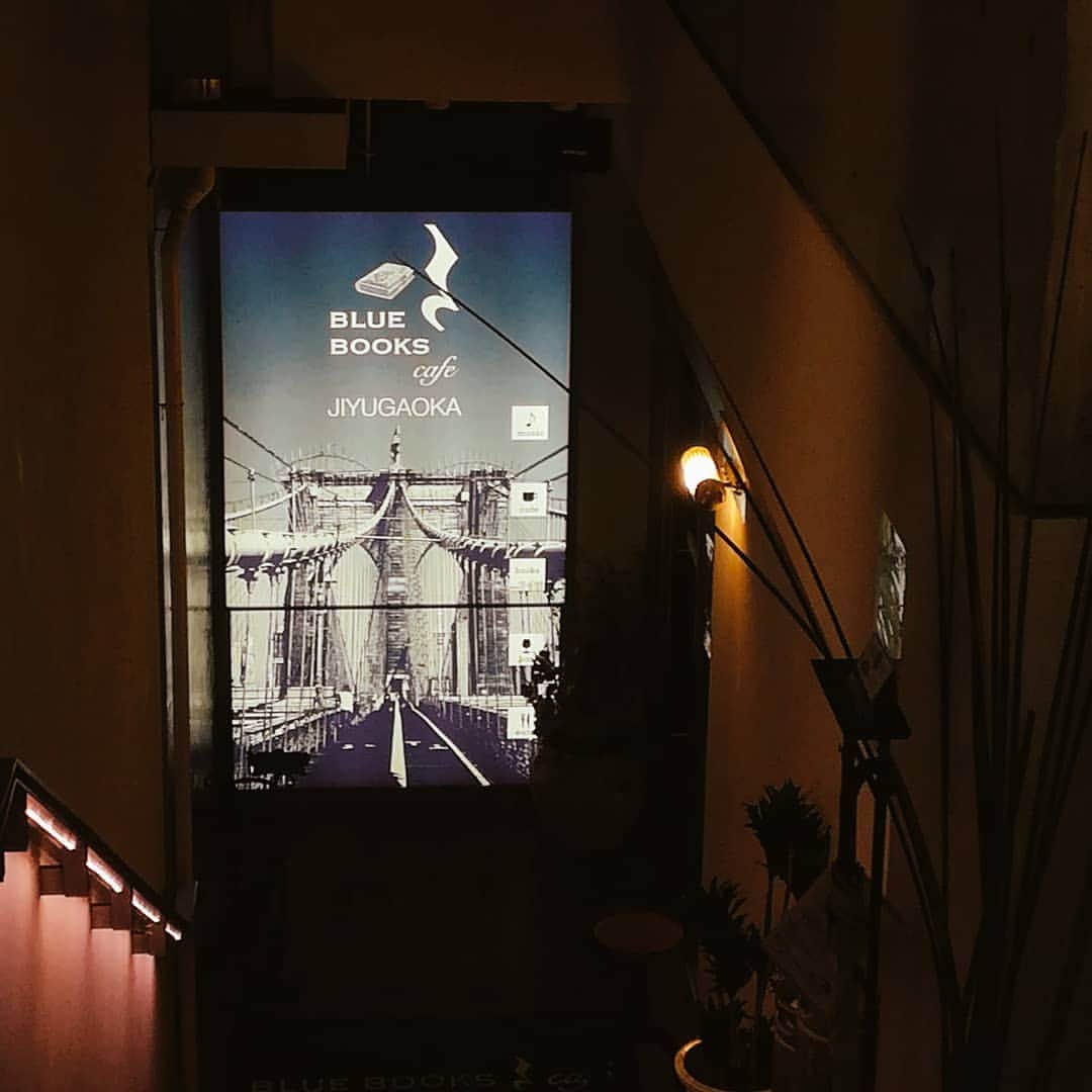 壽老麻衣さんのインスタグラム写真 - (壽老麻衣Instagram)「ジャズクラブで有名なブルーノートジャパンが手がけている @bluebookscafejiyugaoka ☕📖 ジャズを楽しんだり、本を読んだり、ゆったり過ごせる場所です😊 大好きな人達との時間はいつもあっという間🍀✨ ☕ ☕ ☕ #自由が丘 #jiyugaoka #自由が丘カフェ #bluebookscafe #bluenote #カフェめぐり #カフェ記録 #カフェ活」1月12日 0時08分 - maijuro