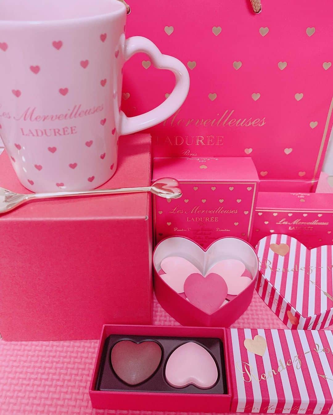桜咲姫奈さんのインスタグラム写真 - (桜咲姫奈Instagram)「#ラデュレ のチークと アイシャドー🍓🍓🍓 可愛すぎて絶対買う！ って決めてたの\♥️/ ノベルティのマグカップ セットも貰った--💋 ☆.。.:*・°☆.。.:*・°☆.。.:*・°☆」1月12日 0時08分 - himena_ousaki