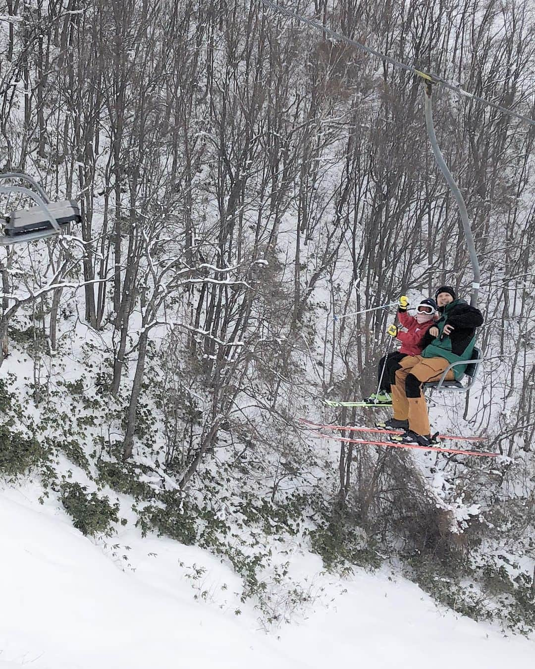 佐々木明さんのインスタグラム写真 - (佐々木明Instagram)「NPO Skiers help foundationを立ち上げてからもう7年か8年か。その間フェーズ毎に求められる事は変わり時間と共に風化も現実的にありどう向き合っていくのか考えながら生きています。  そんな中、福島をはじめ各地から福島第一原発のメルトダウンまで進んだあの大事故によって放射性物質が飛散しその影響から放射能汚染で居場所を奪われ北海道を移住先として選んでくれたみんなに少しでも何かを。(現在も何も状況は変わっていない何もアンダーコントロールではない) こうして始まった僕ら道産子スキーヤーコミュニティが出来ること、それが「雪育遠足」でした。 僕一人ができることなんていうのは所詮は自分が両手を目一杯広げた範囲くらいのものです。 ですが仲間と力を合わせるとなんとそのエネルギーは大きくなり出来ることまでも大きくなりました。 バス会社、スキー場、スキー道具ではSALOMON、帽子のプレゼントをニューエラ、全員に安心安全な原料をしようしているパン屋さんのどんぐりさん、クラウドファンディングで寄付をしてくださった皆様。 ありきたりな言葉ですが「本当にありがとうございます」これしかないです。  SALOMONとJEEPからはこの為に北海道まで人を出してくれて、ニューエラなんか本当全員にビーニーをプレゼントしてくれて。 子供達もお父さんお母さんも雪育先生もテンション打ちあがりでした。  こう言う支援と言った活動は本当に難しくて決して自分に利益とならないように心がけているし実際そうしているしむしろお金だったら俺も出すようにしています。自己満足にならないように本当に気を付けています。 何をするにもお金より先に心が動く大人でいたいし、目を奪われる物ではなく心を奪われることを大切に生きていきたい。 これが俺の人生のバリューです。  さっき利益にならないようって言ったけど毎回、自分が活動をしているとその活動の対象者(被災された方々)からエネルギーをパワーをもらうんだよな。 結果俺は金じゃ買えない人生の豊かさを感じる時間と感情をもらってるわけだ。これが最高の利益だ俺は幸せだ！ そう感じています。これは自己満か？ と言う繰り返しで終わることはないのですが 兎にも角にも 雪育遠足は大成功でした。  俺の仲間は最高です！  #雪育遠足 #朝里川温泉スキー場  #道産子スキーヤー #nposkiershelpfoundation  #nonukes」1月12日 0時11分 - akiraexploring