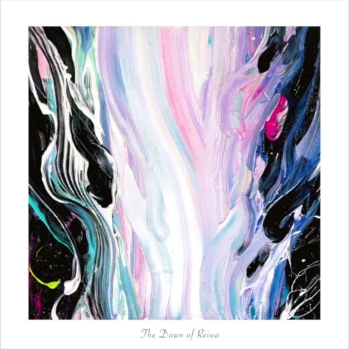 COMA-CHIのインスタグラム：「New single「The Dawn of Reiwa」 is out today 111 on itunes🌈 This is a spiritual jazz collaborating with super talented producer @uyamahiroto  I express all my passions and energy from ancient japanese “JOMON” spirit.🐉🔥 special thanks for beautiful cover art by @saori_an_jp “Reiwa” is the new era of us. It's a time to start opening our gate of soul...❤✨ enjoy!! 昨年、共に制作をあたためておりましたUyama Hirotoさんとの楽曲を、 1月11日岩戸開きのタイミングでリリース致しました(ひとまずi tunesで聴けます！)。 日本列島に古代から眠る光の龍神が目覚める…というビジョンを宇宙から受け取り、 スピリチュアルなジャズサウンドで、「令和の夜明け」を表現しました。  ジャケットのアートワークは踊り絵師のSAORI KANDAさん。 偶然にも龍神から全く同じメッセージを受け取っていた彼女が、この楽曲からインスピレーションを受け、光の昇龍を視覚化してくれました。  1.11、日本から光の柱を世界へ向けて、放ちます。  #岩戸開き #令和の夜明け #coma chi #uyamahiroto」