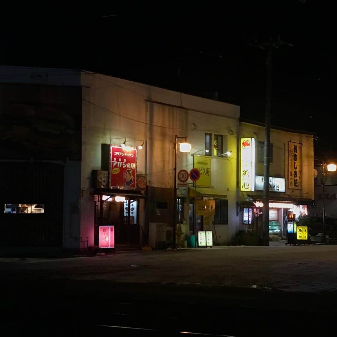江口寿史のインスタグラム：「きゅんとする北国の夜の灯り。 旨かったなー居酒屋「魚一心」」