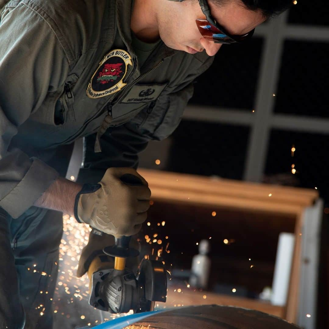 アメリカ海兵隊さんのインスタグラム写真 - (アメリカ海兵隊Instagram)「Iron Worker  Sgt. Shane Briggs with Bravo Company, Headquarters and Support Battalion, @okinawa_marines, is an Explosive Ordnance Disposal Technician, working on a response to any unexploded ordnance found on Okinawa so that both the American and Japanese populace are safe. (U.S. Marine Corps photo by Lance Cpl. Ryan H. Pulliam)  #Military #USMC #Marines #EOD」1月12日 10時00分 - marines