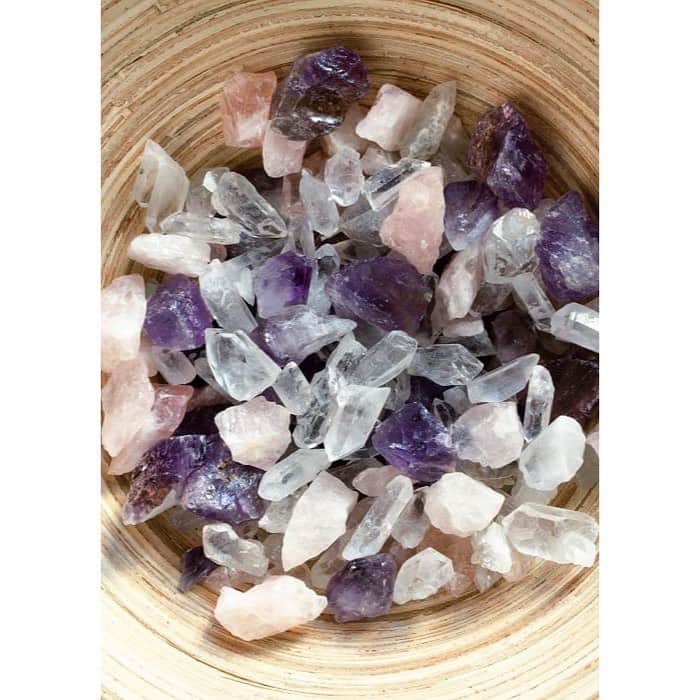 エリン フェザーストンのインスタグラム：「@vanderkimberly reminded me of one of my favorite things to offer guests. I keep a big bowl of little crystals in my living room and let visitors choose whichever one speaks to them. Children are especially drawn to this and it adds a little bit of magic and sparkle to their visit.  What are some of your special hostess tips?」