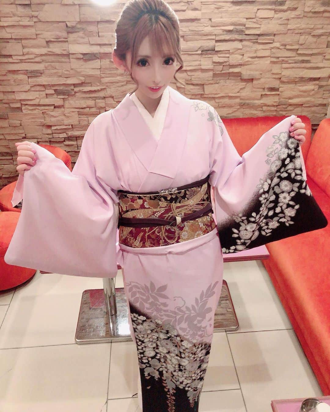 葉月七瀬のインスタグラム：「着物イベント👘💕 . 人生初の着物でした😍✨ 久々にヘアメも行った～！！ 着物は紫地に裾が黒が💜 大人っぽくしてみたつもり☺️ お母さんからは地味って言われたけど😂 . 2020年は古風な女性になりたいです 内面的に( ˊᵕˋ ) #着物 #イベント  #キャバ嬢 #歌舞伎町」