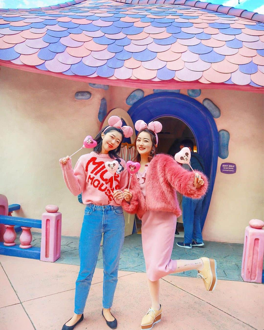 中島絢乃さんのインスタグラム写真 - (中島絢乃Instagram)「🐭🎀🎈﻿ ﻿ ﻿ #手持ちバルーン と一緒に﻿ #ピンクコーデ だよ👭💕﻿ ﻿ ﻿ このキラキラしていない﻿ ピンクのスパンコールカチューシャ、﻿ 買ってから一切使ってなかったので﻿ 登場させられてうれしかったなー！😂💝💕﻿ ﻿ でもまだまだ使っていないものある！！笑﻿ ﻿ ﻿ ﻿ ﻿ ﻿ ﻿ 無事転居が済んで﻿ 引越しの段ボール📦を開ける日々が﻿ 続いているんだけど、﻿ 今回の家ではどうやって﻿ イヤハとカチューシャを収納しようか﻿ また一から考え中…🤔💭🌈﻿ ﻿ ちなみに、前の家では﻿ うすーい棚を廊下に設置して﻿ ぎゅうぎゅうに収納していました！ 今回はまた別のいい方法を考えたいな🧐🔥🧸﻿ ﻿ 飾れる量ではないから、﻿ あくまで収納！🤣🔥💕💕﻿ 私がDIYの達人だったら﻿ それ用のなにかを作れるんだろうけど😩😩💭🎁﻿ ﻿ ❤︎❤︎❤︎❤︎❤︎❤︎❤︎❤︎❤︎❤︎❤︎❤︎❤︎﻿ #disneysisters_jp ←#中島姉妹 のディズニー投稿まとめ」1月12日 10時46分 - nakajima_ayano