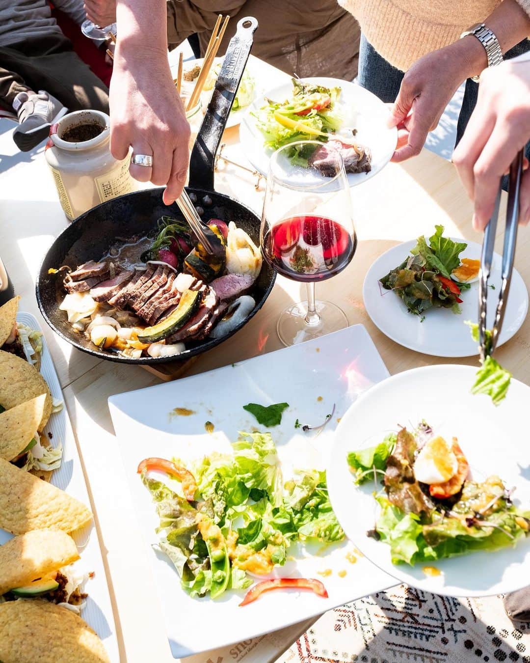 ソラマド香川のインスタグラム：「ソラマドの家でおうちごはん。 デッキでBBQを楽しむこともできます。 ・ ・ --------------------------------------- ‐‐　★「ソラマドの家」資料請求はこちら ・ → @request.soramadokagawa ・ ‐‐　★もっと施工事例を見たい方はこちら ・ → @soramado_kagawa --------------------------------------- ・ ・ #ソラマド香川 ・ #キッチンインテリア#キッチン収納#自然素材#無垢床#マイホーム#新築#自由設計#シンプルな暮らし#自然光#暮らしを楽しむ#空間デザイン#soramado#ソラマド#家づくり#中庭のある家#カフェスタイル#自然素材#漆喰#自然素材の家#コートハウス#空#ウッドデッキ#注文住宅#中庭#おしゃれな家#ソラマドキッチン#設計事務所#センコー産業」