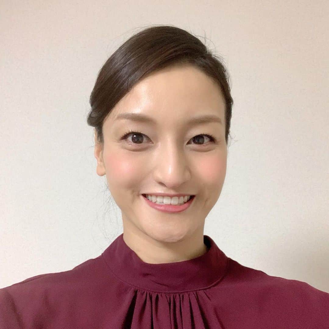 のインスタグラム：「昨日の『BOAT RACE TIME』の髪型です✨﻿ 綺麗目系に仕上げて下さるヘアメイクさん🎶 ﻿ ヘアメイクさんと年末の大掃除の時ではなく、なぜか年明けてから断捨離し出してて、溢れる家の荷物をどーにかしたい！ミニマム生活の人って、凄いですよねなんて話で盛り上がりました(笑)﻿ ﻿ 今回はアップヘアでした😊﻿ コテで全体的にウェーブをつけてから、上半分はクリップ？などで避けて、下半分をまず括ってました。括った一部を三つ編みして結び目に巻きつけていたところまでは分かったんですけど…そこから先は分からず…はい。いつも通りですねww﻿ そのあと、上半分を合流させていました。相変わらずザックリ説明ですみません🙇‍♀️ ﻿ ﻿ 今日はどーなるかなぁ🎶﻿ ﻿ #水谷美月 #瑞羽奏都 ﻿ #ボートレース #ボートレースタイム ﻿ #boatrace #boatracetime ﻿ #jlc #レジャーチャンネル ﻿ #スカパー #cs﻿ #ヘアアレンジ﻿」