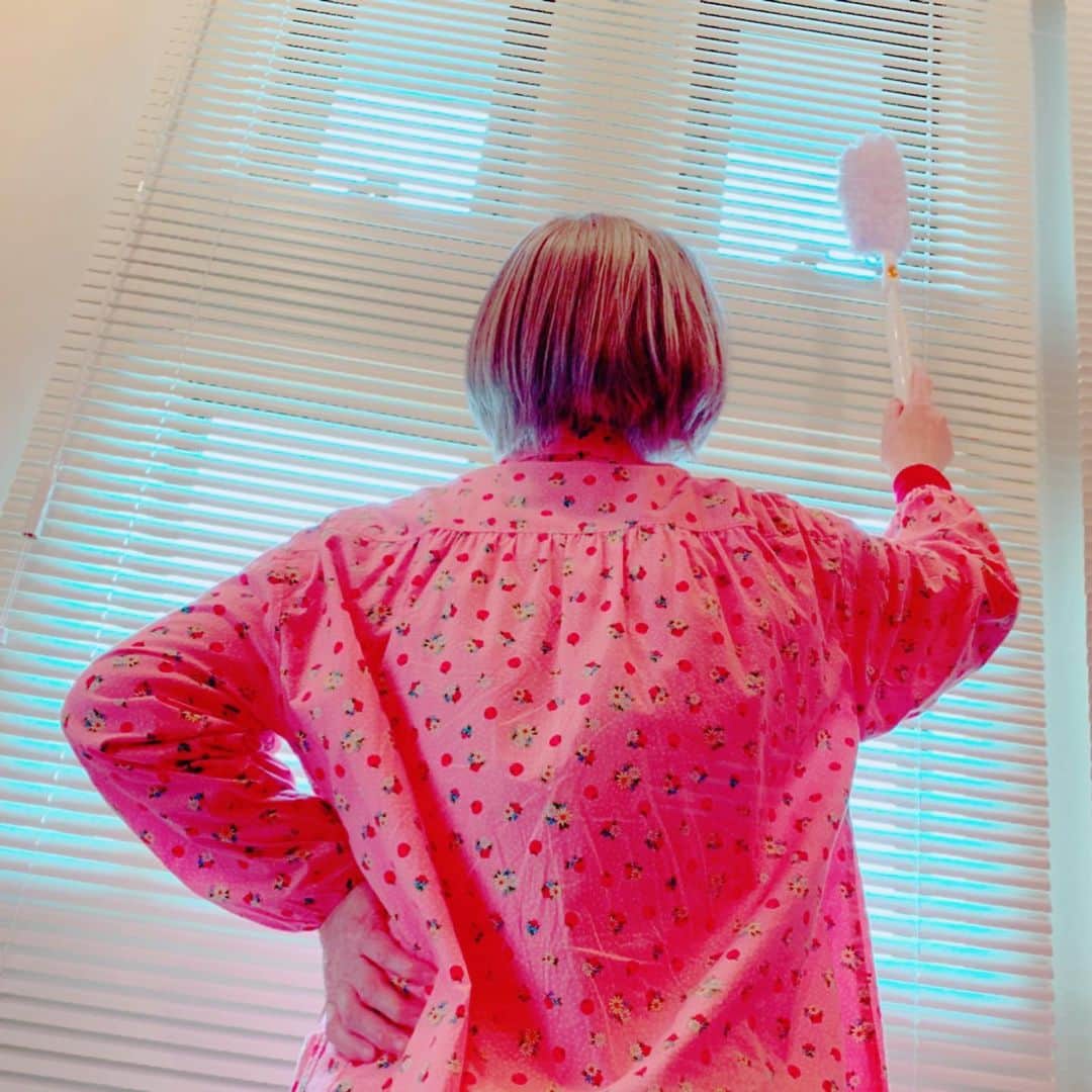 角野栄子さんのインスタグラム写真 - (角野栄子Instagram)「今ごろ。ピンクの割烹着で年明け大掃除中🧹 . A bit late... Despite of the beginning of the year, I'm cleaning my home in dressing pink "Kappo-gi"(cooking-coat).  #魔女の宅急便 #お掃除 #割烹着 #児童文学作家　#eikokadono #kikisdeliveryservice #kiki #jiji #over80style」1月12日 10時50分 - eiko.kadono