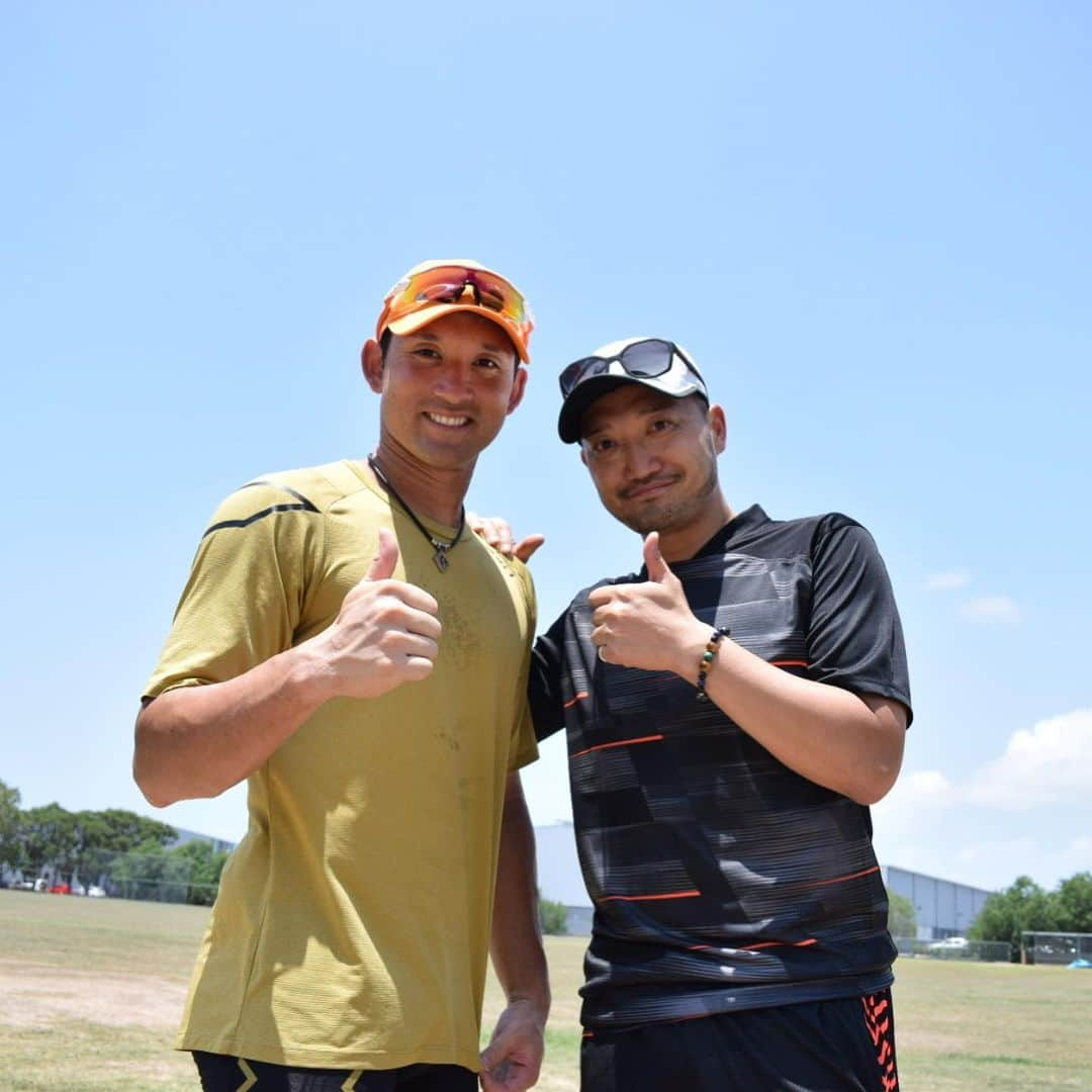 石原孝尚さんのインスタグラム写真 - (石原孝尚Instagram)「今年も拳士とBrisbaneで野球してきました⚾️ 拳士にトレーニングしたり 僕がトレーニングしてもらったり😊  ほかのスポーツから学び合えるこの環境 毎年、すごく楽しいです。  拳士は、テレビでは、ふざけた奴ですが笑、朝６時半からジムでトレーニングして８時からさらに４時間、みっちりグランドでトレーニングしています。  守備でもバッティングでも、そして今回、指導させてもらった走り方も、一本一本、映像を確認しながら、この時期しか出来ないと成長に集中していました。  尊敬すべき選手です。  参加してるすべての人が笑顔で そして集中しているこの雰囲気は 間違いなく拳士とサポートしている大道君の人柄からきていると思います！  僕もたくさん学ばせてもらいました。  今日からまたメルボルンに戻って、次の試合に向けて集中します！⚽️ 拳士、大道君 そして、日本から来てくれた颯大君  ありがとうございました⚾️ .  https://headlines.yahoo.co.jp/hl?a=20200111-00658638-fullcount-base .  #杉谷拳士  #野球  #日本ハムファイターズ」1月12日 10時55分 - taka_ishihara