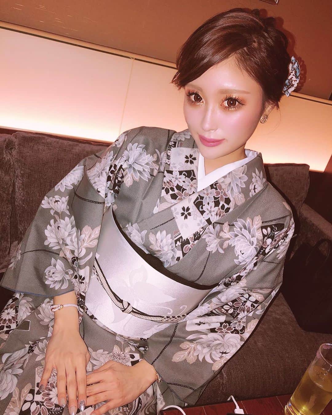 貴咲モエカさんのインスタグラム写真 貴咲モエカinstagram 2日目のお着物 渋めの柄のグレーにしたよ すごくかわいかった 着物 和服 着物ヘアアレンジ ヘアメイク ヘアアレンジ アップヘア 和髪 かんざし 新年 感謝祭 札幌 すすきの キャバ嬢