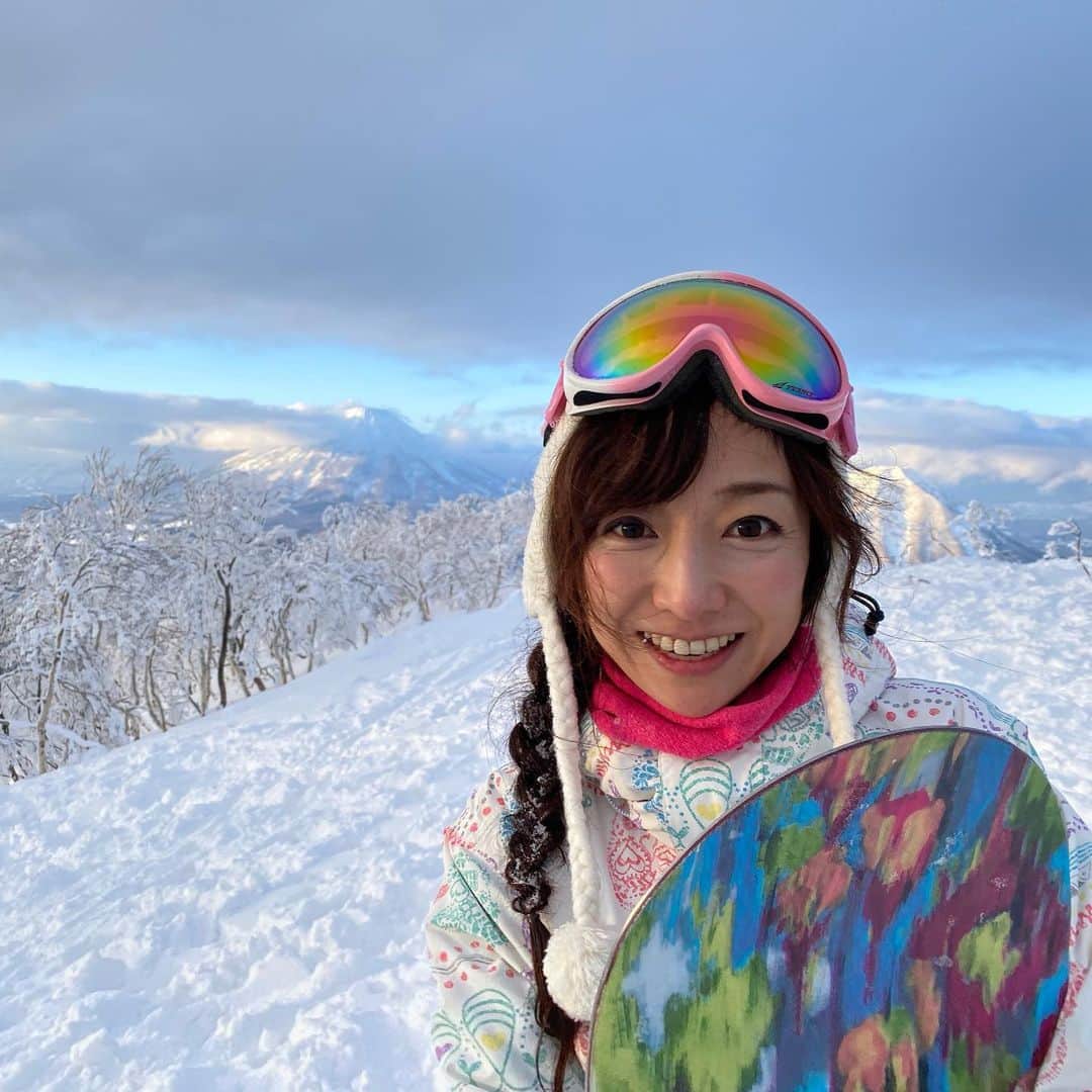 佐藤彩さんのインスタグラム写真 - (佐藤彩Instagram)「最高のひととき😆✨﻿ 今シーズン4回目のスノボを楽しんできました🏂 ﻿ 雪不足で悩まれているスキー場も多い今シーズンですが、昨日のルスツはパウダースノーを堪能できるコンディション。﻿ 思う存分滑ることができ、充実感でいっぱいです☺️﻿ ﻿ ﻿ そして太陽が傾いてくる頃には、初め曇に隠れていた山頂も晴れてきて…﻿ 幻想的な光景に遭遇🌇﻿ 洞爺湖も羊蹄山も見えましたし、ゴンドラから見た夕陽も神秘的で感動しました🥺 ﻿ 爽快な滑りとともに、絶景にも心ときめく一日。﻿ 素敵な時間をありがとう✨ ﻿ ﻿ #感動的な景色  #センスのいいスノボ仲間 #素敵なアングルでいい写真 #ナイスカメラマンありがとう #ルスツ #パウダースノー #スノーボード  #スノボ #今シーズン何回行けるかな #とろとろたまごのオムライスはやっぱり美味しい #スノボ好き #HBC #アナウンサー #佐藤彩」1月12日 11時05分 - hbc_ayasato