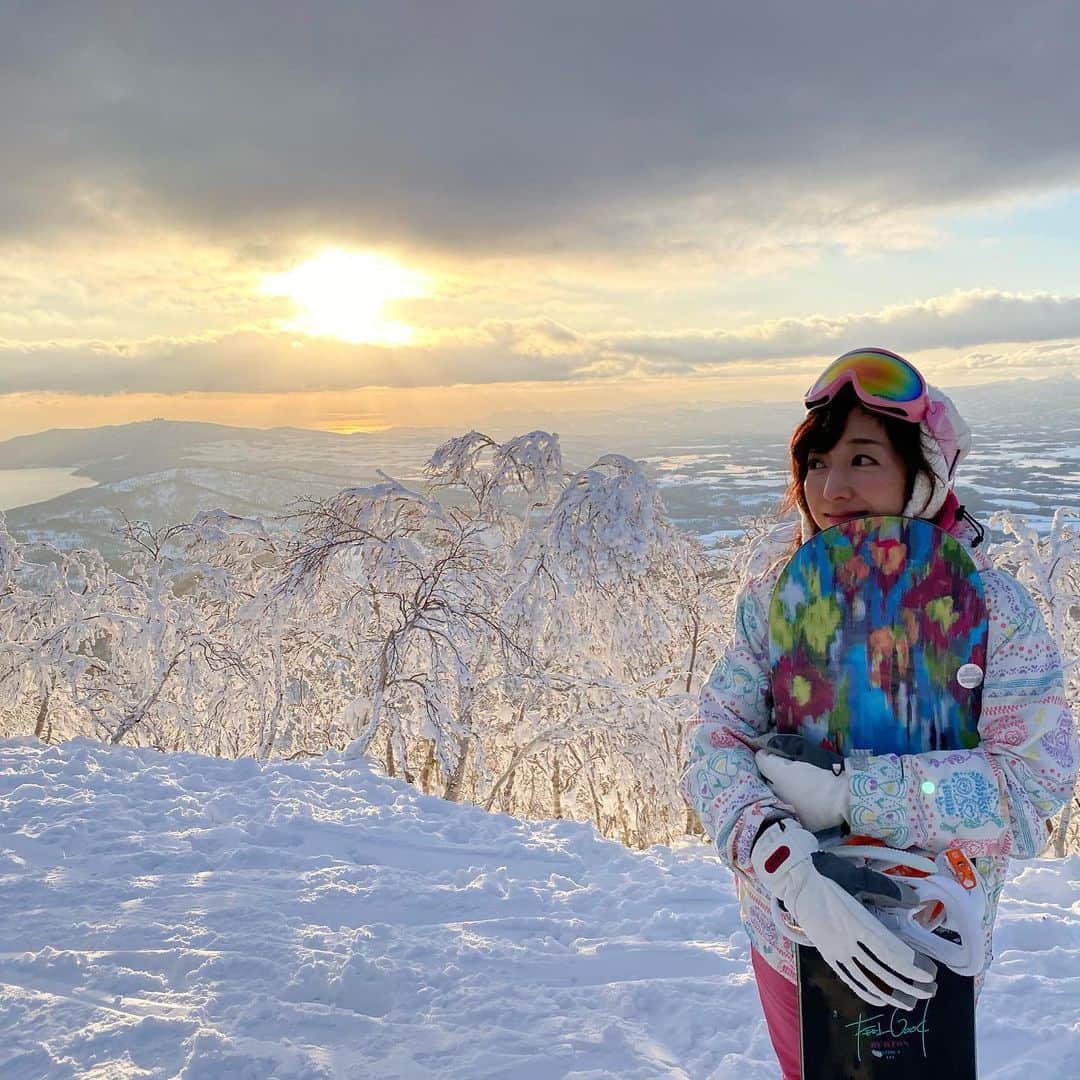 佐藤彩さんのインスタグラム写真 - (佐藤彩Instagram)「最高のひととき😆✨﻿ 今シーズン4回目のスノボを楽しんできました🏂 ﻿ 雪不足で悩まれているスキー場も多い今シーズンですが、昨日のルスツはパウダースノーを堪能できるコンディション。﻿ 思う存分滑ることができ、充実感でいっぱいです☺️﻿ ﻿ ﻿ そして太陽が傾いてくる頃には、初め曇に隠れていた山頂も晴れてきて…﻿ 幻想的な光景に遭遇🌇﻿ 洞爺湖も羊蹄山も見えましたし、ゴンドラから見た夕陽も神秘的で感動しました🥺 ﻿ 爽快な滑りとともに、絶景にも心ときめく一日。﻿ 素敵な時間をありがとう✨ ﻿ ﻿ #感動的な景色  #センスのいいスノボ仲間 #素敵なアングルでいい写真 #ナイスカメラマンありがとう #ルスツ #パウダースノー #スノーボード  #スノボ #今シーズン何回行けるかな #とろとろたまごのオムライスはやっぱり美味しい #スノボ好き #HBC #アナウンサー #佐藤彩」1月12日 11時05分 - hbc_ayasato