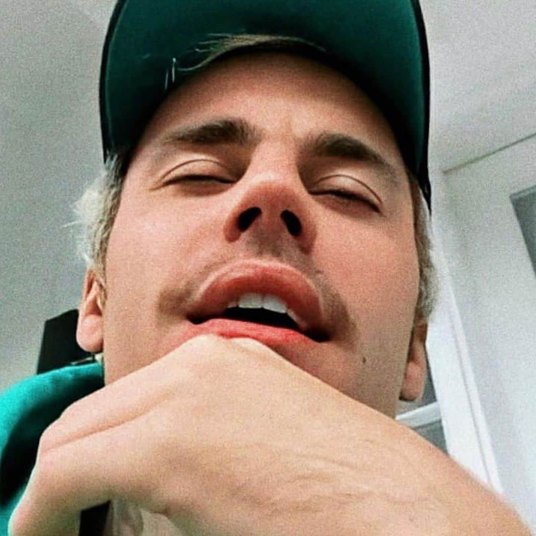 ジャスティン・ビーバーさんのインスタグラム写真 - (ジャスティン・ビーバーInstagram)「Singing to you like 🎵」1月12日 11時07分 - justinbieber