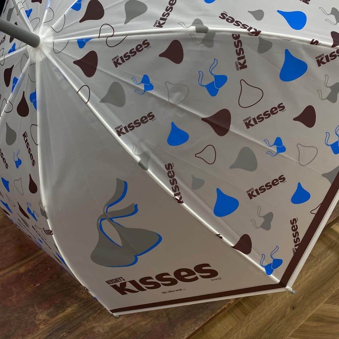 niko and ...さんのインスタグラム写真 - (niko and ...Instagram)「． 【niko and …×HERSHEY’S/HERSHEY’S KISSESのコラボアイテムが発売！】 ． 今回は、傘をご紹介！ チョコレート好きにぴったりの可愛い傘は雨の日でも気分が上がるアイテムです！ ハンドル部分のniko and …のロゴがポイント！ ． 是非チェックしてみて下さい！ . . #nikoand #ニコアンド #であうにあう #styleeditorialbrand #uni9uesenses  #hersheys  #hersheyskisses  #チョコグッズ #傘」1月12日 11時07分 - nikoand_official
