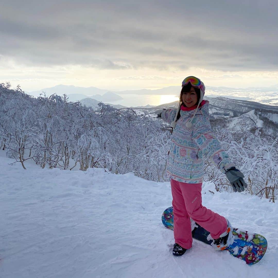 HBC北海道放送アナウンス部さんのインスタグラム写真 - (HBC北海道放送アナウンス部Instagram)「佐藤彩です✨﻿ ﻿ 今シーズン4回目のスノボを楽しんできました🏂﻿ 最高のひとときでしたよ！﻿ ﻿ 雪不足で悩まれているスキー場も多い今シーズンですが、昨日のルスツはパウダースノーを堪能できるコンディション。﻿ 思う存分滑ることができ、充実感でいっぱいです☺️﻿ ﻿ ﻿ そして太陽が傾いてくる頃には、初め曇に隠れていた山頂も晴れてきて…﻿ 幻想的な光景に遭遇🌇﻿ ﻿ 洞爺湖も羊蹄山も見えましたし、ゴンドラから見た夕陽も神秘的で感動しました🥺﻿ ﻿ 爽快な滑りとともに、絶景にも心ときめく一日。﻿ 素敵な時間をありがとう✨﻿ ﻿ ﻿ #感動的な景色﻿ #センスのいいスノボ仲間 #素敵なアングルでいい写真 #ナイスカメラマンありがとう﻿ #ルスツ #パウダースノー #スノーボード ﻿ #スノボ #今シーズン何回行けるかな﻿ #とろとろたまごのオムライスはやっぱり美味しい﻿ #スノボ好き﻿ #HBC #アナウンサー #佐藤彩」1月12日 11時19分 - hbc_announcer