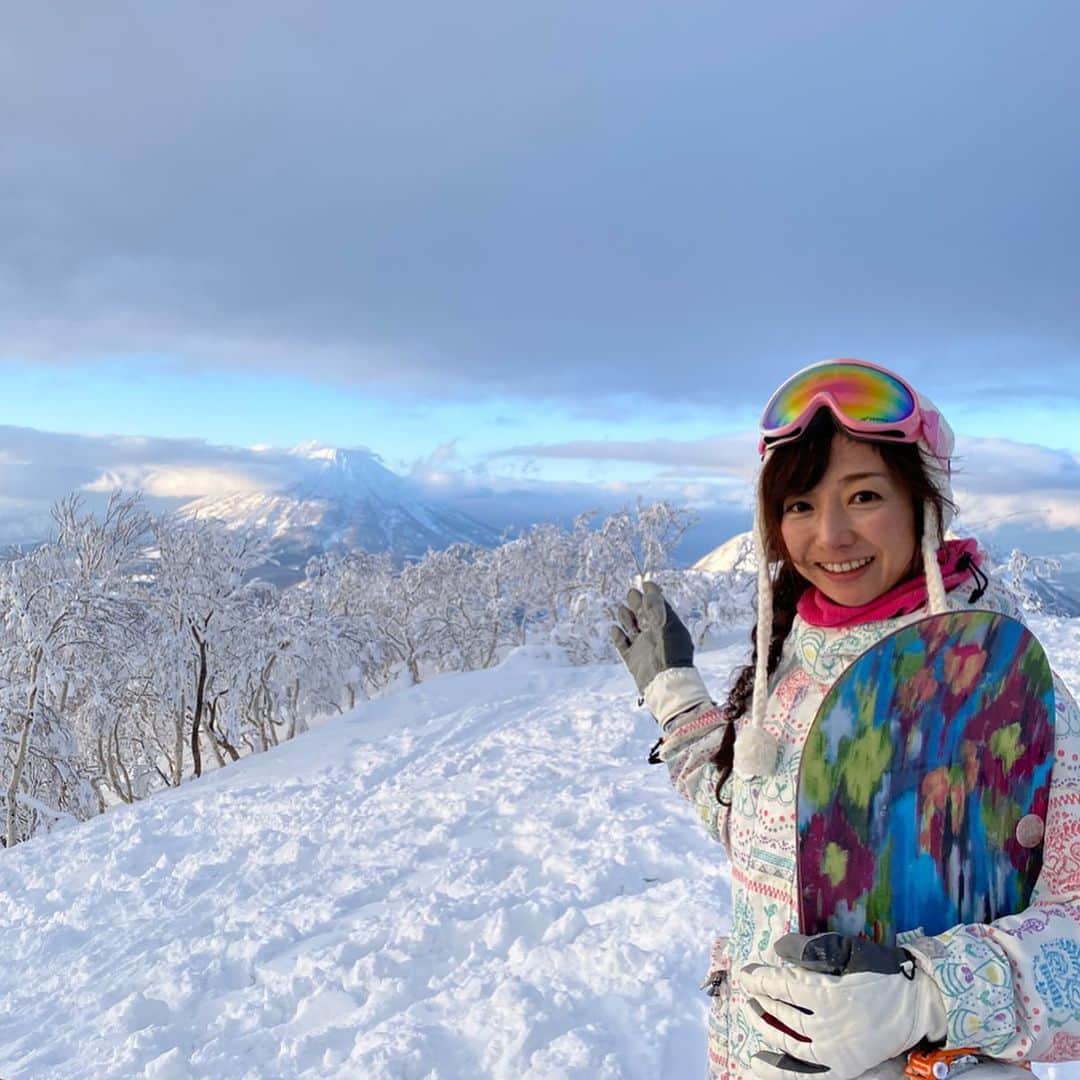 HBC北海道放送アナウンス部さんのインスタグラム写真 - (HBC北海道放送アナウンス部Instagram)「佐藤彩です✨﻿ ﻿ 今シーズン4回目のスノボを楽しんできました🏂﻿ 最高のひとときでしたよ！﻿ ﻿ 雪不足で悩まれているスキー場も多い今シーズンですが、昨日のルスツはパウダースノーを堪能できるコンディション。﻿ 思う存分滑ることができ、充実感でいっぱいです☺️﻿ ﻿ ﻿ そして太陽が傾いてくる頃には、初め曇に隠れていた山頂も晴れてきて…﻿ 幻想的な光景に遭遇🌇﻿ ﻿ 洞爺湖も羊蹄山も見えましたし、ゴンドラから見た夕陽も神秘的で感動しました🥺﻿ ﻿ 爽快な滑りとともに、絶景にも心ときめく一日。﻿ 素敵な時間をありがとう✨﻿ ﻿ ﻿ #感動的な景色﻿ #センスのいいスノボ仲間 #素敵なアングルでいい写真 #ナイスカメラマンありがとう﻿ #ルスツ #パウダースノー #スノーボード ﻿ #スノボ #今シーズン何回行けるかな﻿ #とろとろたまごのオムライスはやっぱり美味しい﻿ #スノボ好き﻿ #HBC #アナウンサー #佐藤彩」1月12日 11時19分 - hbc_announcer