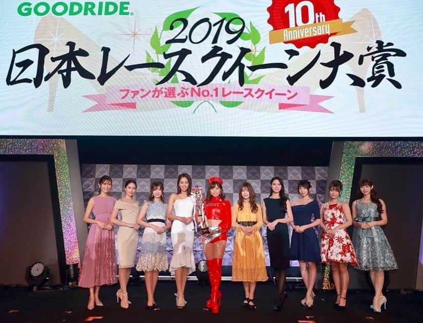 美波千夏さんのインスタグラム写真 - (美波千夏Instagram)「昨日は東京オートサロンにて、日本レースクイーン大賞2019の発表&授賞式がありました🏆 インスタから私を知った方はご存知ない方もいるかもしれませんが、私は2010年〜2012年までの3年間、nismoチームでAUTECHレースクイーンとして活動していました。 そしてレースクイーンデビューイヤーでレースクイーン大賞グランプリを受賞させていただいて😭✨しかもその年から始まったので初代グランプリという美味しいポジション🥺💓wwあの日のことは今でも鮮明に覚えています。 . そんなレースクイーン大賞が10周年を迎えたということで、こうして歴代グランプリ9名もステージに登壇させていただきました💓 1枚目の写真左から初代→9代目グランプリ。 (あれから10年とか恐ろしすぎる…) . そして真ん中の赤いコスチュームを着ているのが、記念すべき10代目グランプリに輝いた川村那月ちゃん🏆💓おめでとう🥺 ファイナリスト5名のスピーチすごく感動した😭みんなそれぞれいろんな思いを持って挑んだ戦いだったと思います。もちろん今回ステージに上がれなかった子もみんな！ 参加したレースクイーンとそのファンの皆さん、2ヶ月間にも及ぶ長い戦い、本当にお疲れ様でした。女の子は特にメンタル崩壊だよね😭ほんと投票系は過酷… でも応援してくれる方の大切さに気づけるイベントだと思います。 . そして今回ステージを間近でみていてもう一回伝えたくなりました。10年前投票してくださった皆様、お世話になった関係者の皆様、友達、家族。本当にありがとうございました✨みなさんのおかげで今の私があります！ 初心忘るべからずでこれからも頑張ります🥺💓 . . . . . #日本レースクイーン大賞 #tas2020 #東京オートサロン2020 #レースクイーン #racequeen」1月12日 11時20分 - chinatsu_minami